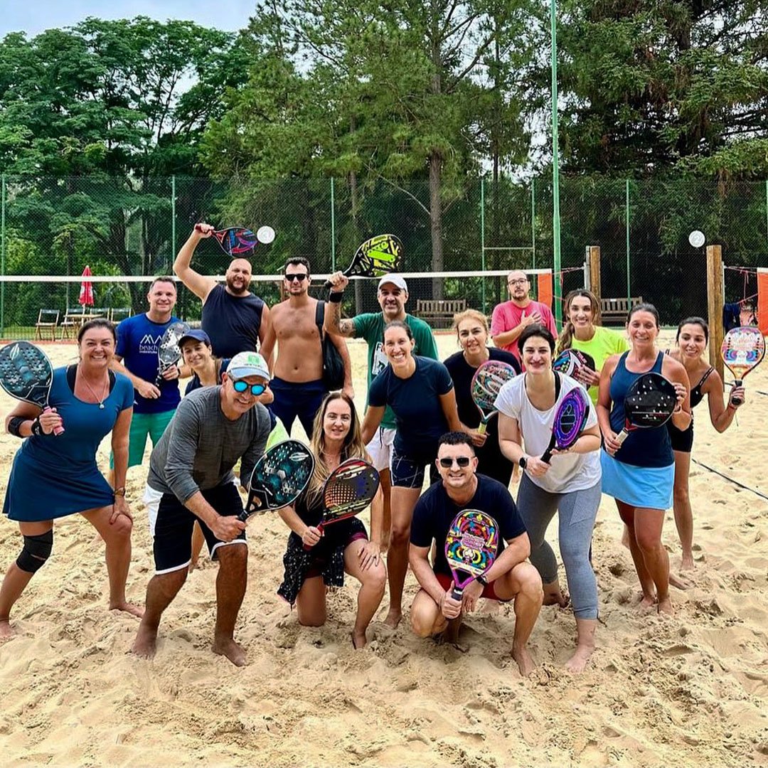 Participantes do Clubinho reunidos na quadra de Beach Tennis