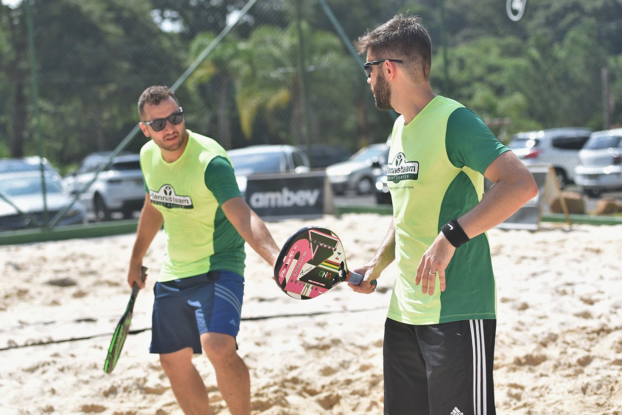 Dupla praticando Beach Tennis na Vtennis
