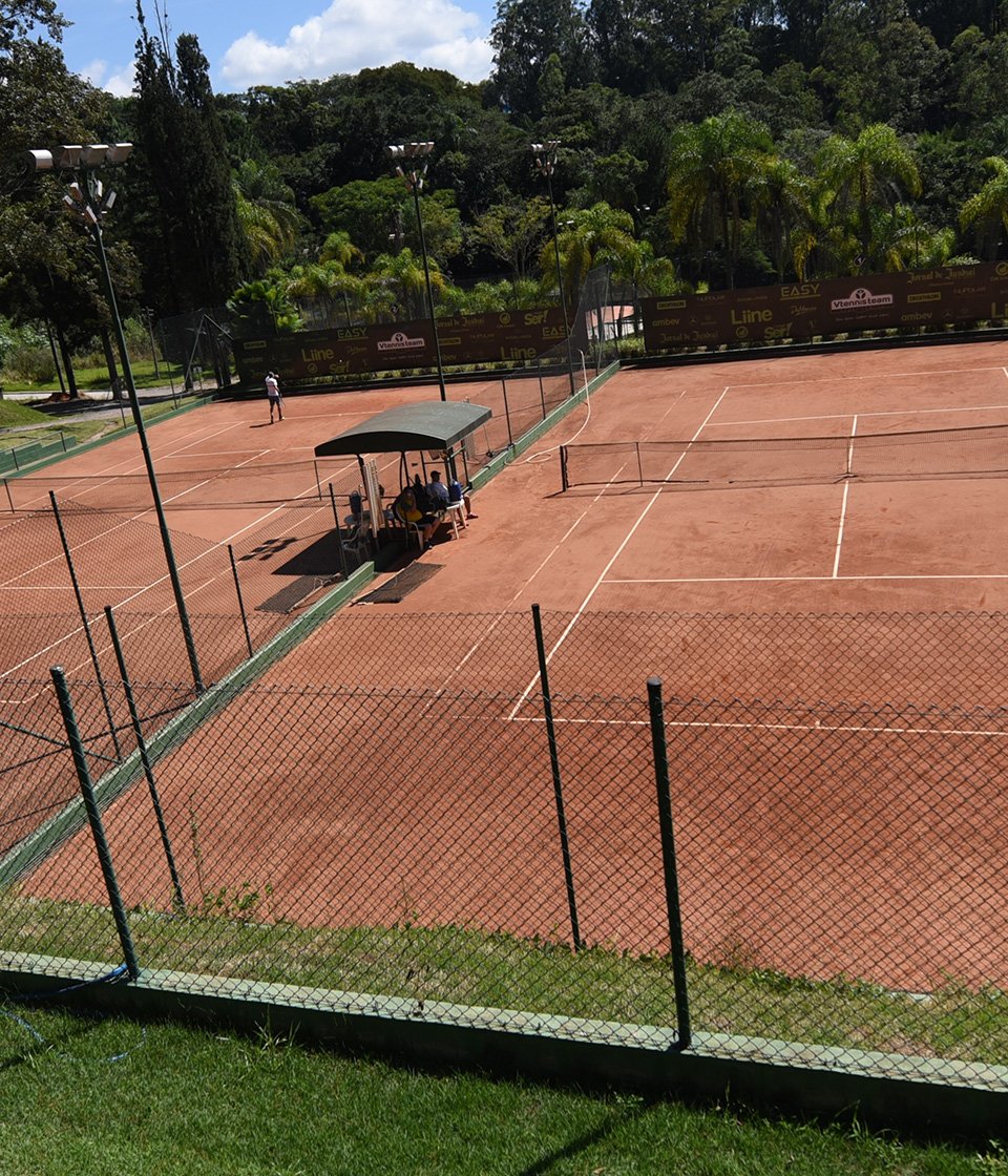 Quadras de tênis de saibro da Vtennis disponíveis para locação