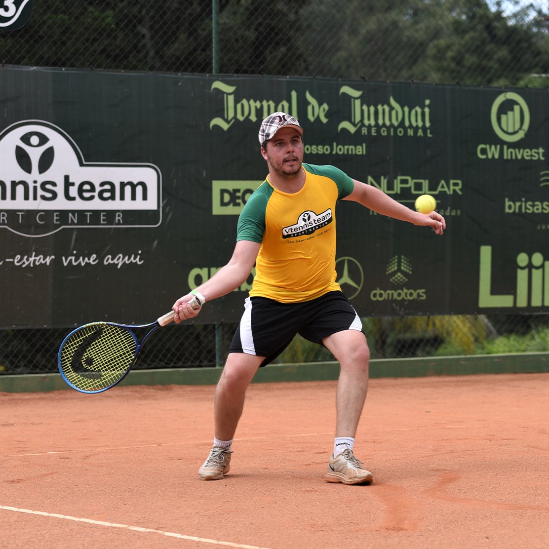 Jogador de tênis em treino individual na Vtennis