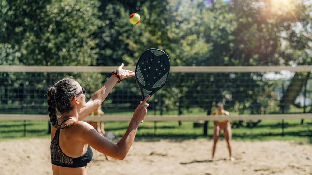 Alunos praticando durante as aulas de beach tennis em Jundiaí.