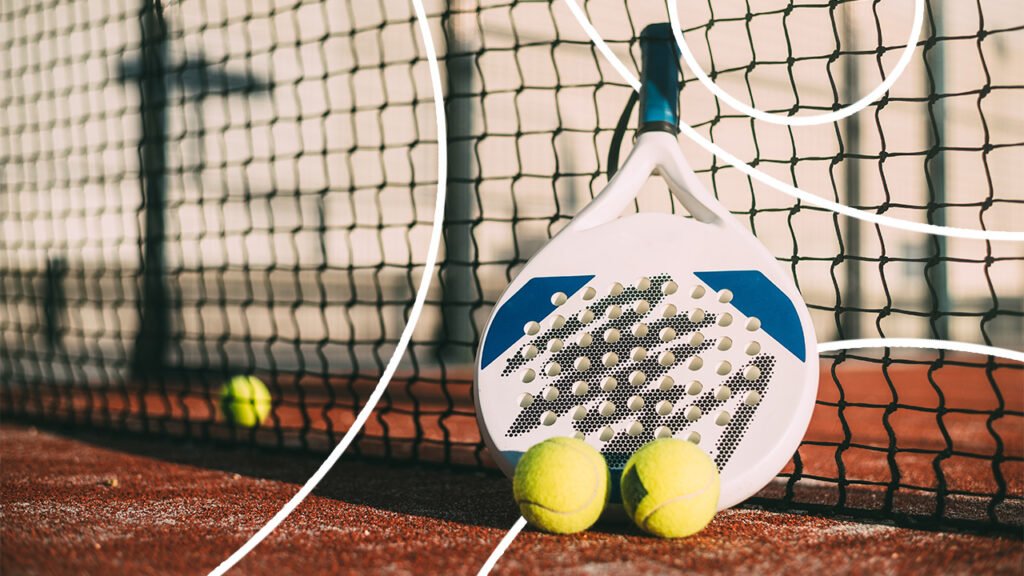 Alunos jogando em dupla na moderna quadra de vidro da conceituada escola de padel em Jundiaí na VtennisTeam.