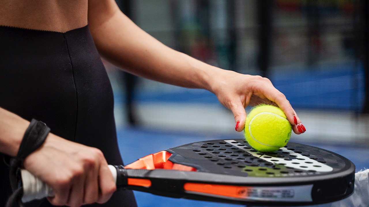 Jogador em quadra praticando Padel para iniciantes na VTennis em Jundiaí.